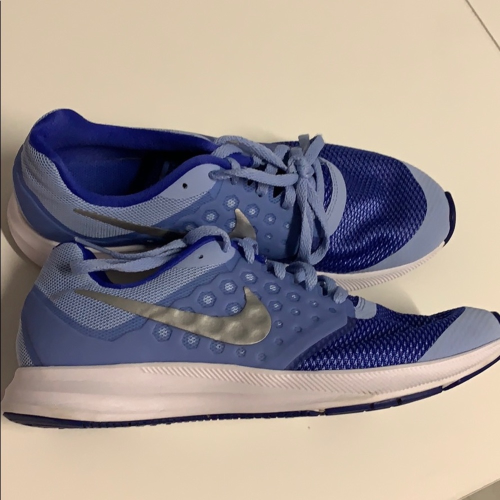 Nike downshifter 7 youth. Size 7 tennis shoes - Picture 3 of 7